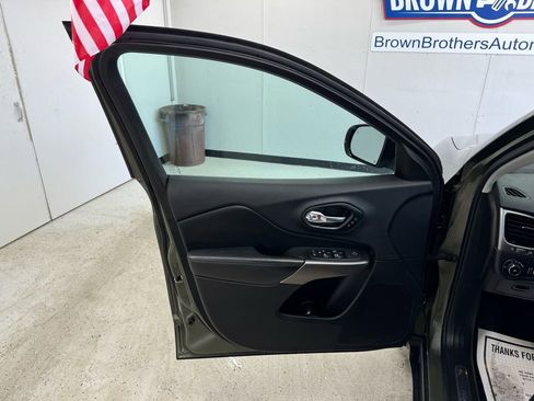 Used 2019 Jeep Cherokee Limited AWD/4WD image 17