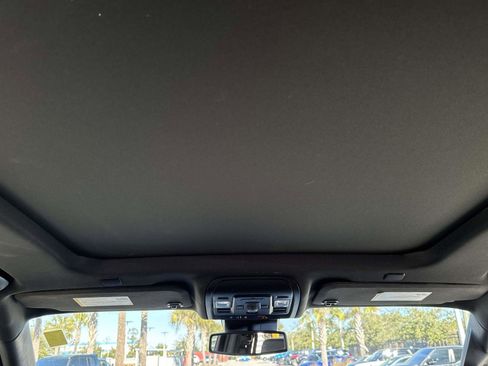 Used 2023 GMC Yukon SLT w/ SLT Luxury Package image 19