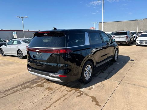 Used 2024 Kia Carnival LX FWD image 3