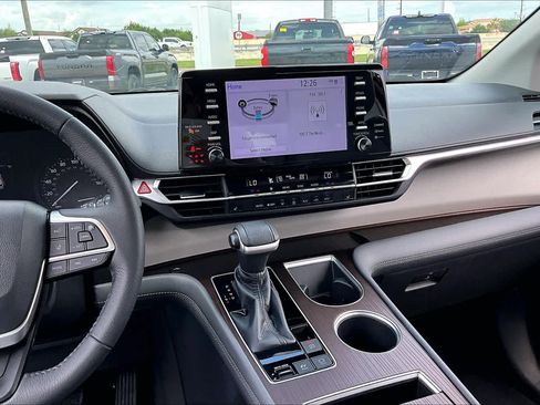 Used 2021 Toyota Sienna XLE FWD image 7