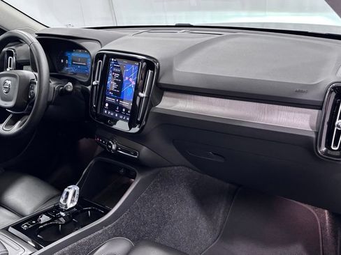 Certified 2025 Volvo XC40 B5 Plus AWD/4WD image 17