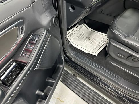 Used 2025 Ford Expedition Platinum AWD/4WD image 9