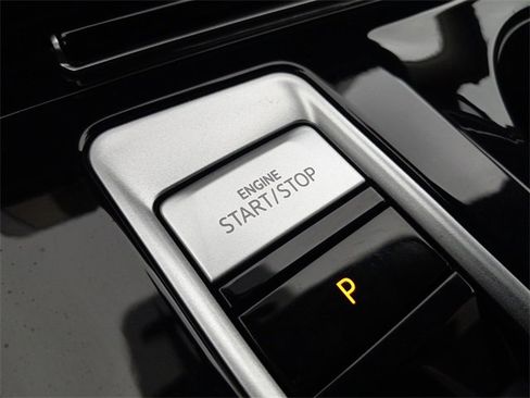 Used 2025 Volkswagen Atlas SE image 24