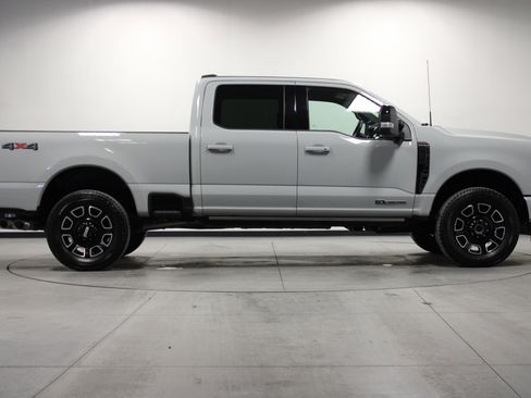 Used 2025 Ford F250 Platinum image 3
