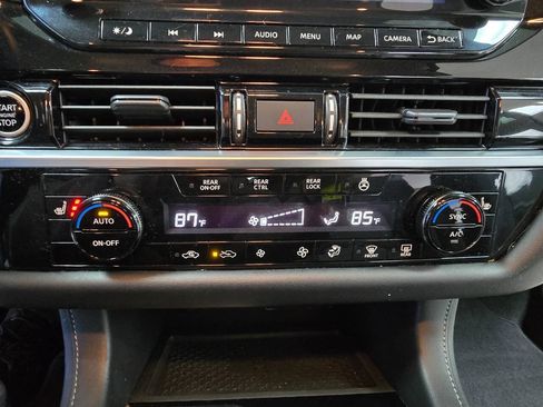 Used 2023 Nissan Pathfinder SL AWD/4WD image 29