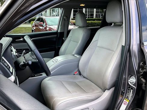 Used 2019 Toyota Highlander Limited Platinum image 7