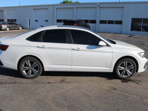 Used 2024 Volkswagen Jetta SE FWD image 7