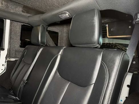 Used 2018 Jeep Wrangler Unlimited Rubicon w/ Connectivity Group AWD/4WD image 18