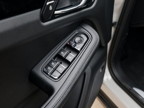Certified 2026 Porsche Macan S AWD/4WD image 23