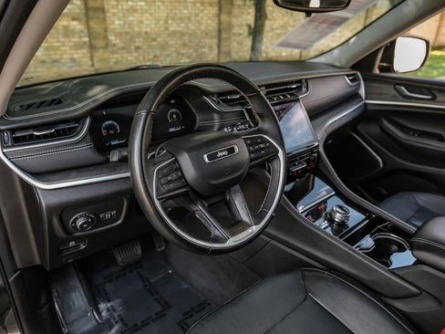 Used 2022 Jeep Grand Cherokee Limited image 3