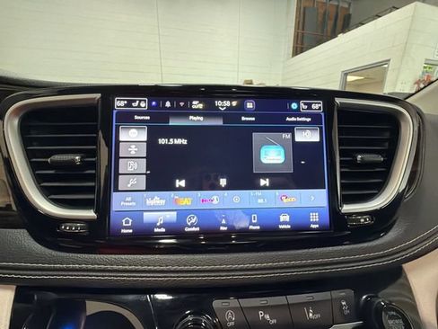 Used 2023 Chrysler Pacifica Limited FWD image 16