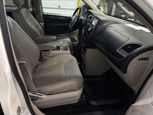 Used 2013 Chrysler Town & Country Touring FWD image 12