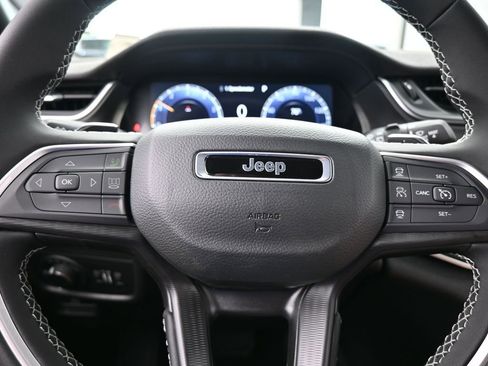 Used 2025 Jeep Grand Cherokee Laredo image 24