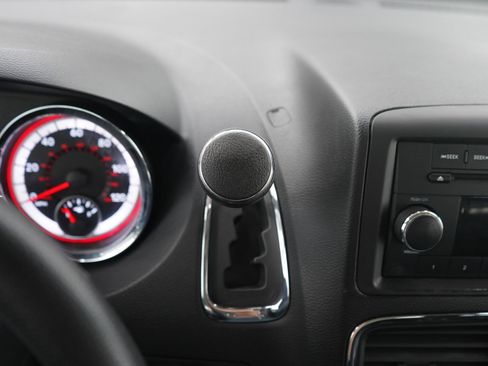 Used 2015 Dodge Grand Caravan American Value Package FWD image 23