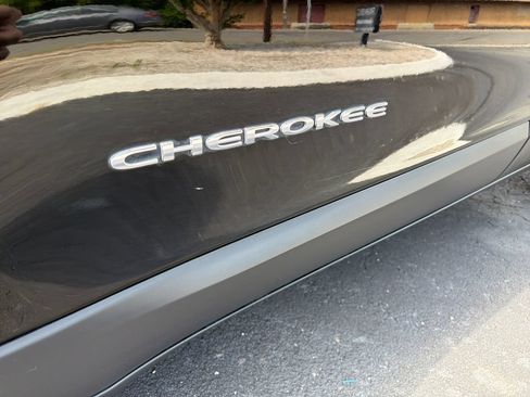 Used 2019 Jeep Cherokee Latitude Plus w/ Cold Weather Group AWD/4WD image 12