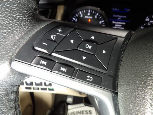 Used 2019 Nissan Rogue SV AWD/4WD image 18