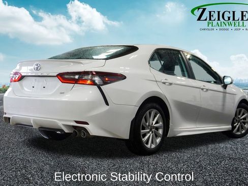 Used 2023 Toyota Camry SE image 3