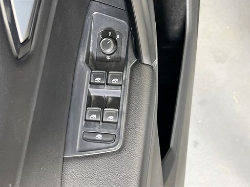 Used 2018 Volkswagen Tiguan SEL image 18