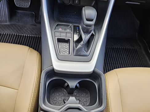 Certified 2021 Toyota RAV4 XLE w/ Convenience Package FWD image 16