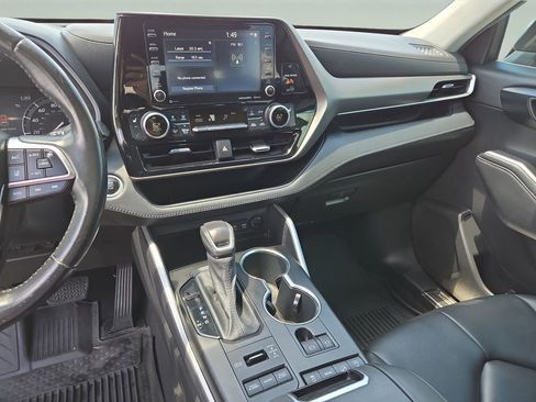 Used 2020 Toyota Highlander XLE AWD/4WD image 21