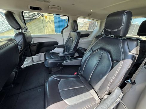 Used 2022 Chrysler Pacifica Touring-L FWD image 28