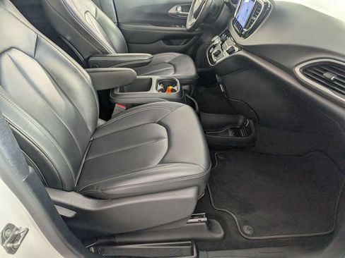 Used 2025 Chrysler Pacifica Select FWD image 32