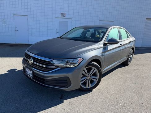 Used 2024 Volkswagen Jetta SE image 1