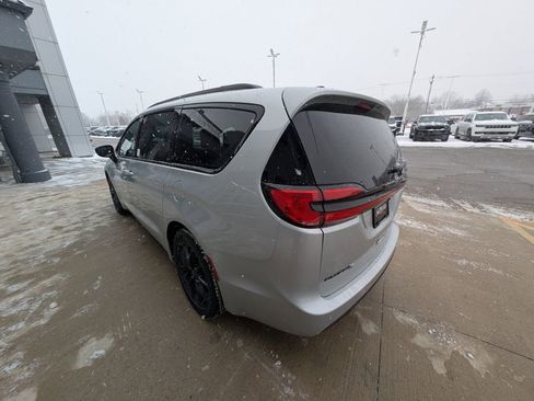 New 2026 Chrysler Pacifica Select w/ S Appearance Package FWD image 7