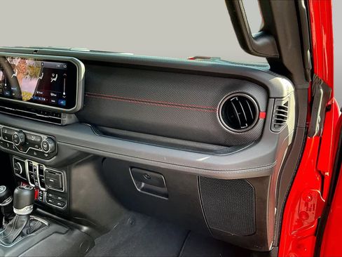 Used 2025 Jeep Wrangler Unlimited Rubicon AWD/4WD image 18