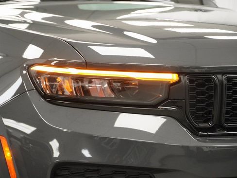 Certified 2025 Jeep Grand Cherokee Altitude image 5