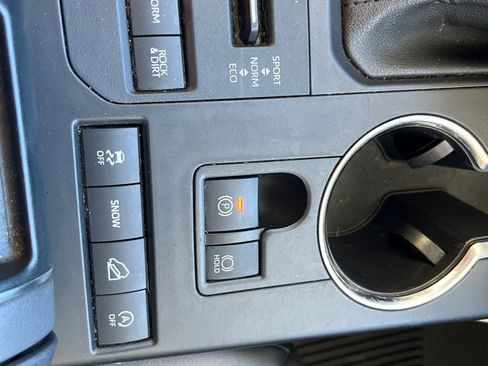 Used 2021 Toyota Highlander XLE image 14