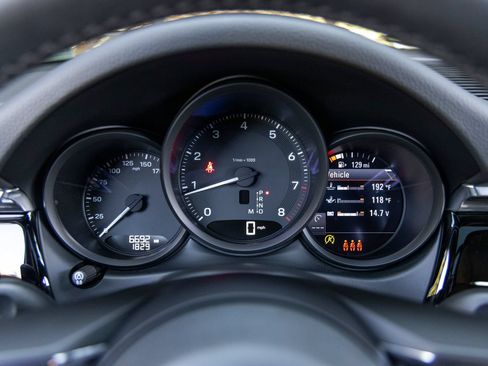 Certified 2026 Porsche Macan AWD/4WD image 39