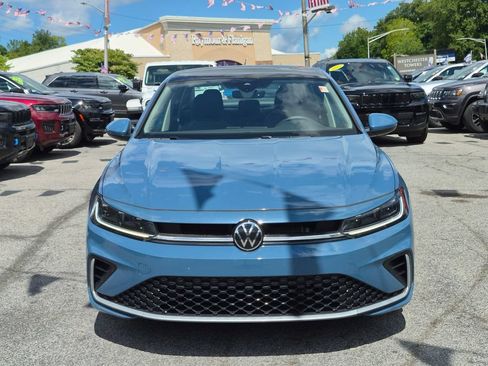 Used 2025 Volkswagen Jetta SE FWD image 3