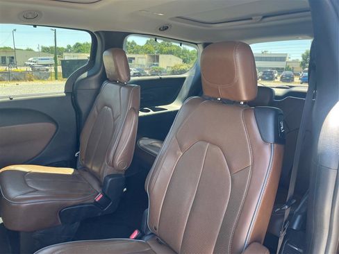 Used 2018 Chrysler Pacifica Limited FWD image 10