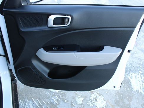 Used 2020 Hyundai Venue SEL image 23