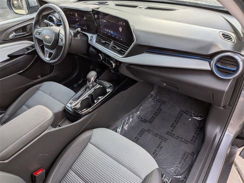 Used 2025 Chevrolet Trax LT w/ LT Convenience Package image 32