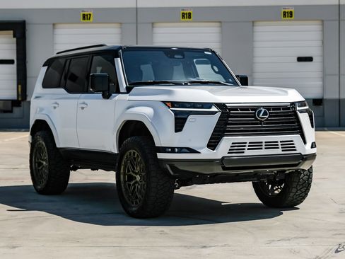 Used 2025 Lexus GX 550 w/ Accessory Package (2T) image 22