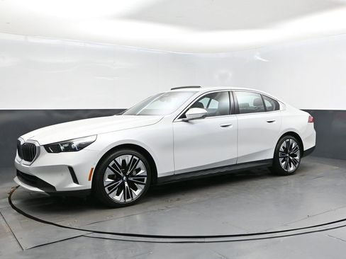 Certified 2025 BMW 530i xDrive w/ Premium Package image 3