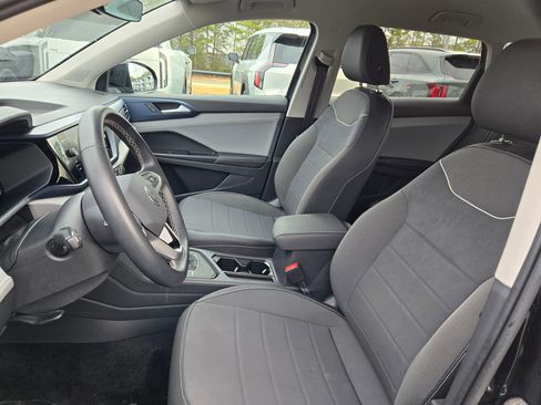 Used 2024 Volkswagen Taos SE image 21
