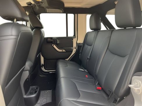 Used 2018 Jeep Wrangler Unlimited Sahara AWD/4WD image 7