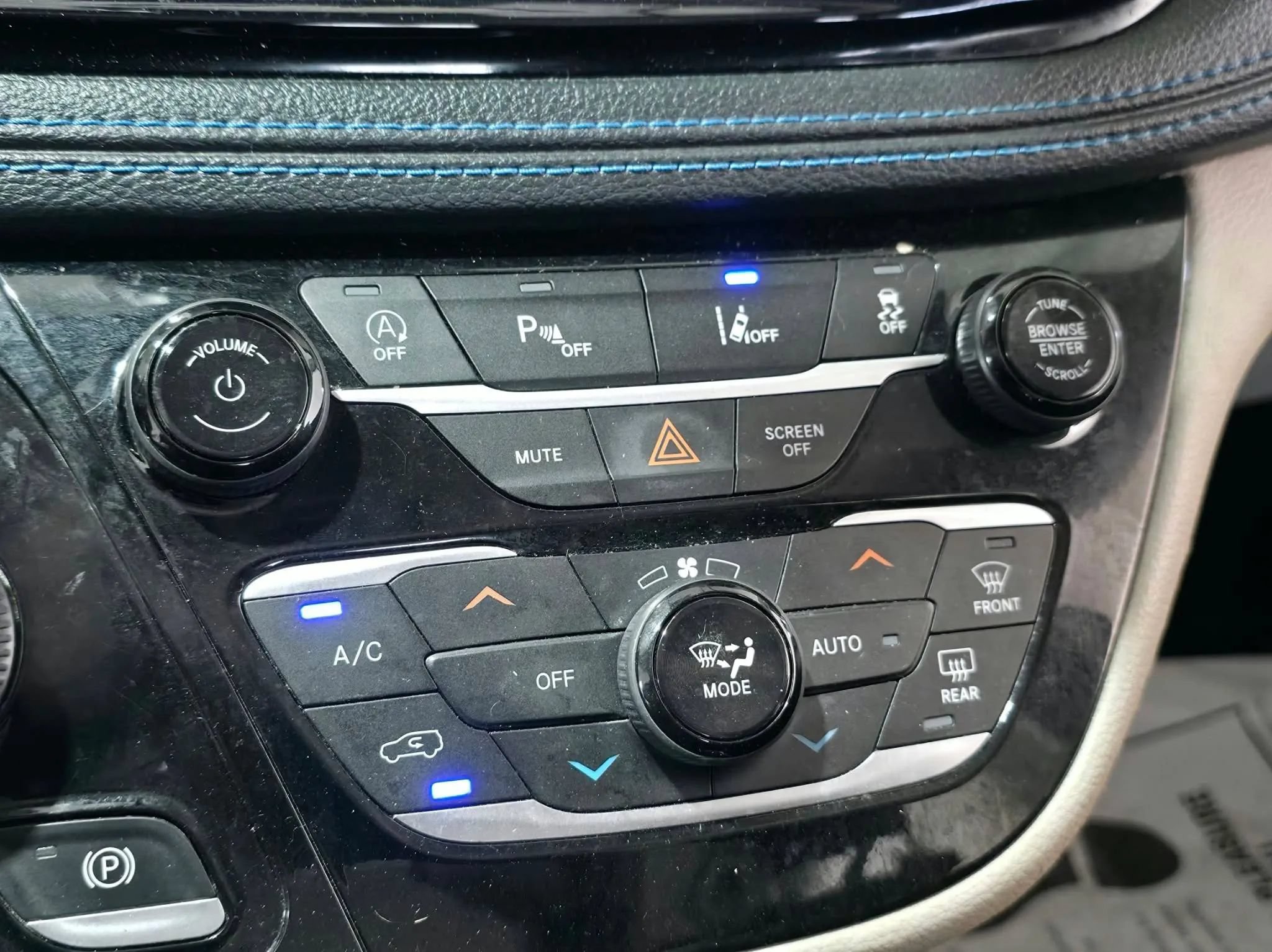 Used 2021 Chrysler Pacifica Touring w/ Cold Weather Group FWD image 27