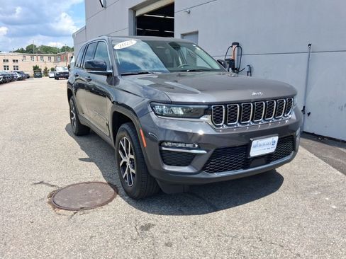 Used 2023 Jeep Grand Cherokee Limited AWD/4WD image 3