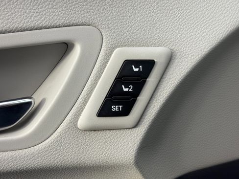 Used 2021 Toyota Sienna Limited image 17