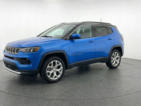 Used 2025 Jeep Compass Limited AWD/4WD image 3