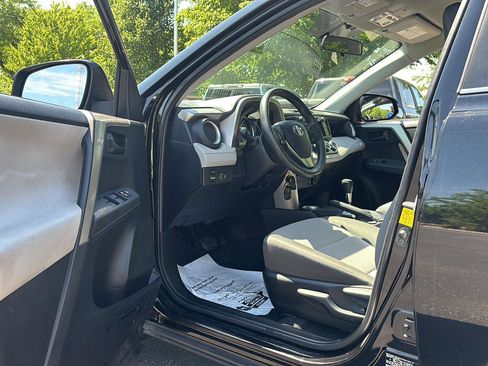 Used 2015 Toyota RAV4 LE FWD image 2