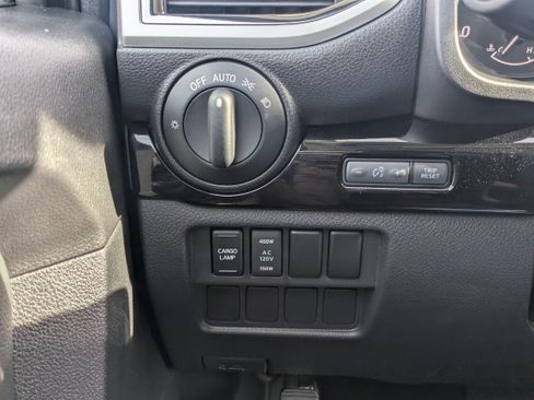 Used 2023 Nissan Titan SV w/ SV Convenience Package RWD image 31