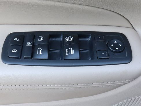 Used 2017 Jeep Grand Cherokee Limited image 16