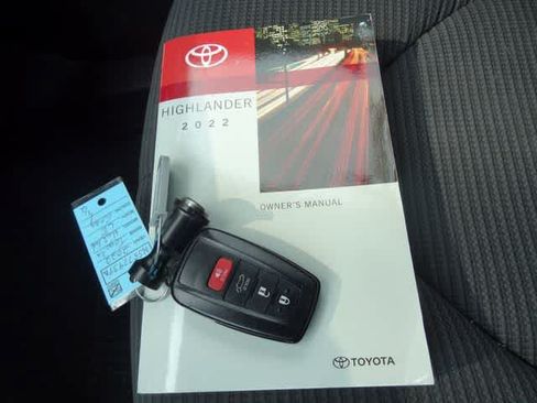 Used 2022 Toyota Highlander LE AWD/4WD image 32