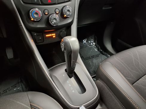 Used 2020 Chevrolet Trax LT w/ LT Convenience Package FWD image 22