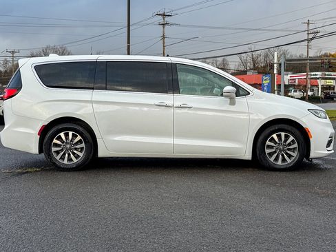 Used 2022 Chrysler Pacifica Touring-L image 2